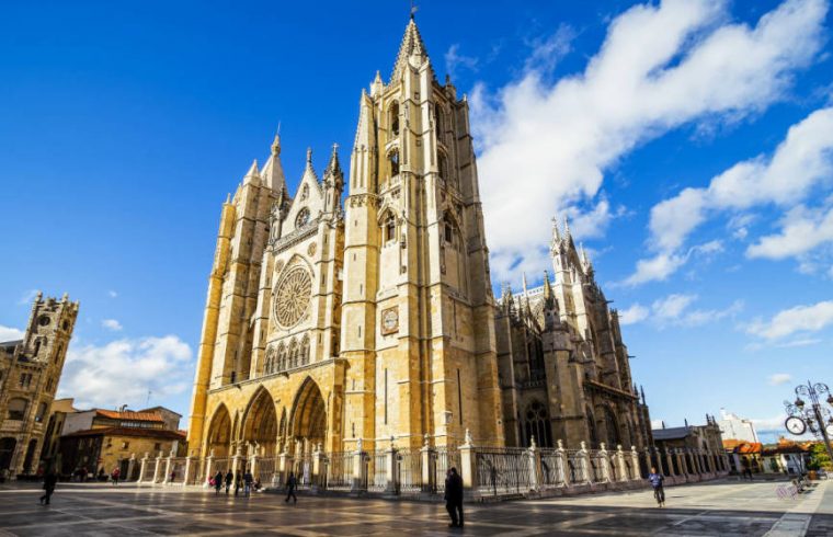 que-ver-en-leon-ruta-por-el-barrio-humedo-la-catedral-tascas-de-cecina-y-mas-760x490